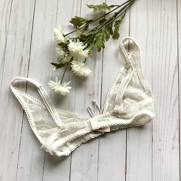 2/$25 ❤️ VS Dream Angels Plunge Crochet Lace Bra - Picture 2 of 3
